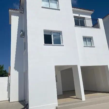 Comfortable And Spacious 3 Bedroom Villa With A Private Pool And A Sea View *